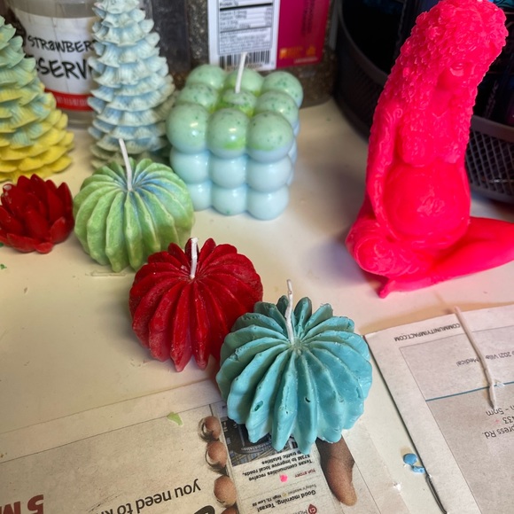 Flowers candles lots of different colors and designs - Picture 4 of 11